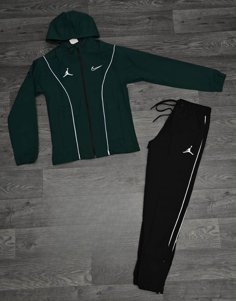 NIKE JORDAN WINDBREAKER